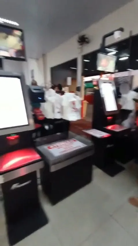 Clientes usando o self checkout Ganso em um supermercado
